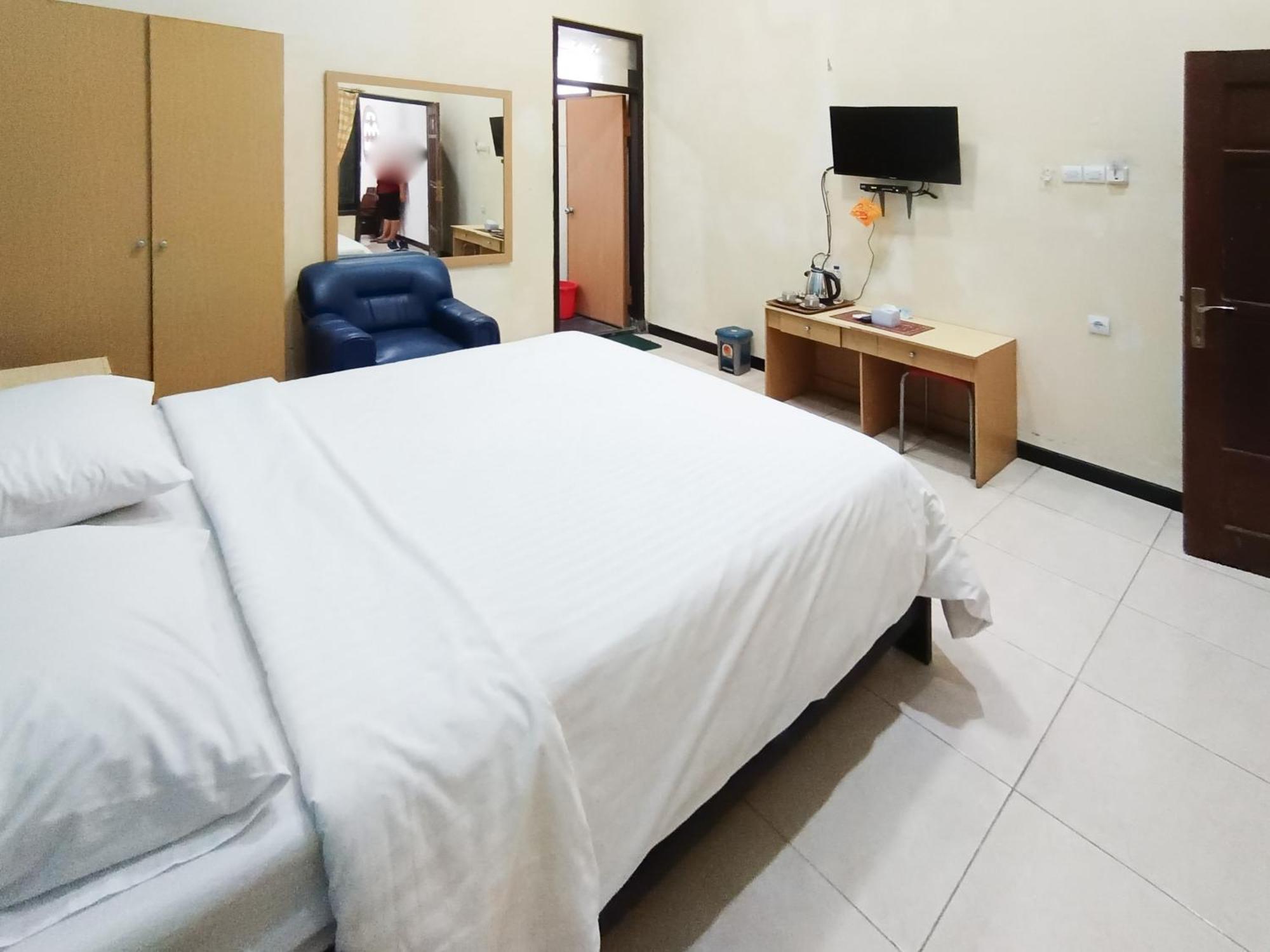 Hotel Gita Puri Redpartner Blitar Exterior foto