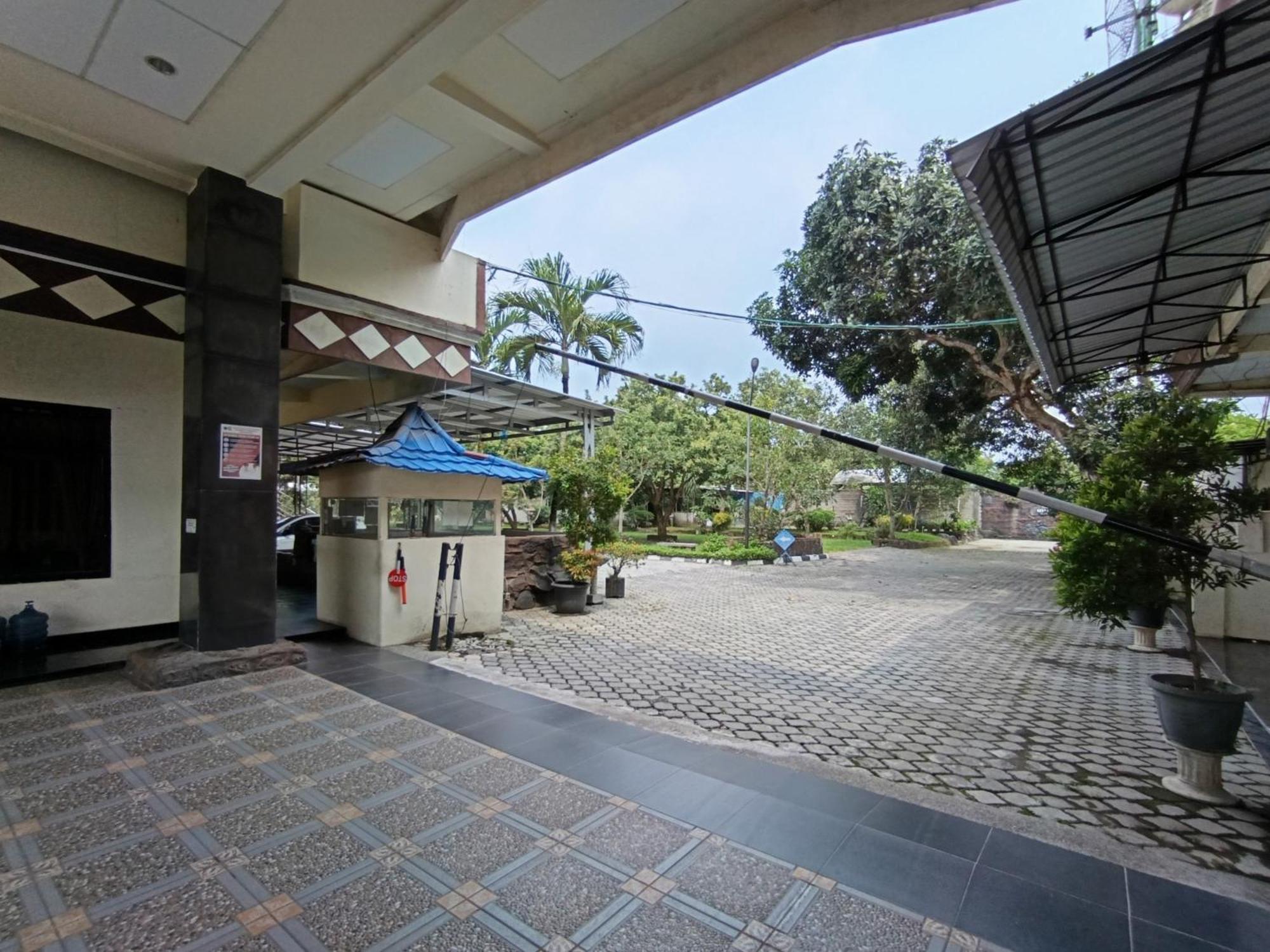 Hotel Gita Puri Redpartner Blitar Exterior foto