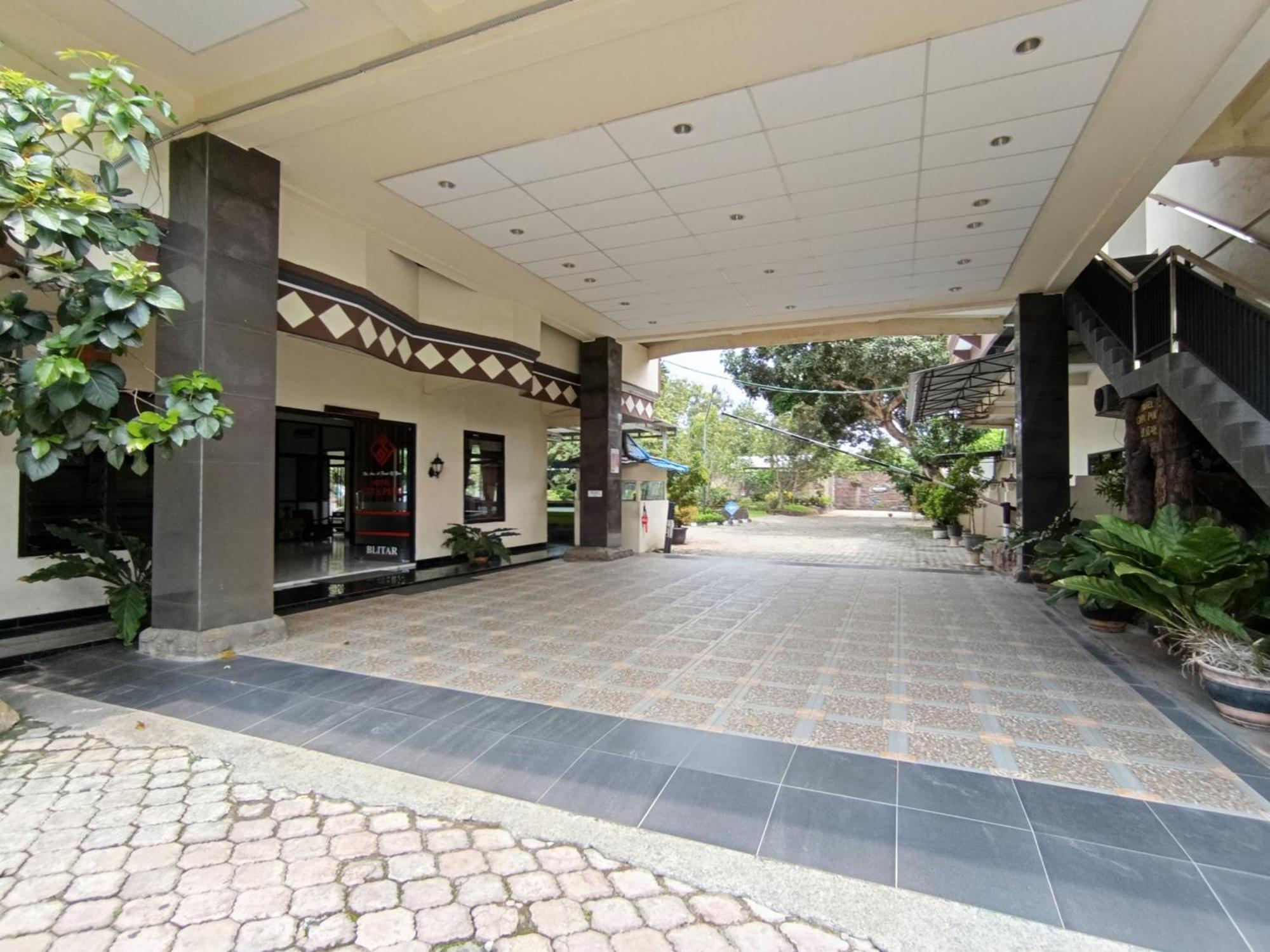 Hotel Gita Puri Redpartner Blitar Exterior foto
