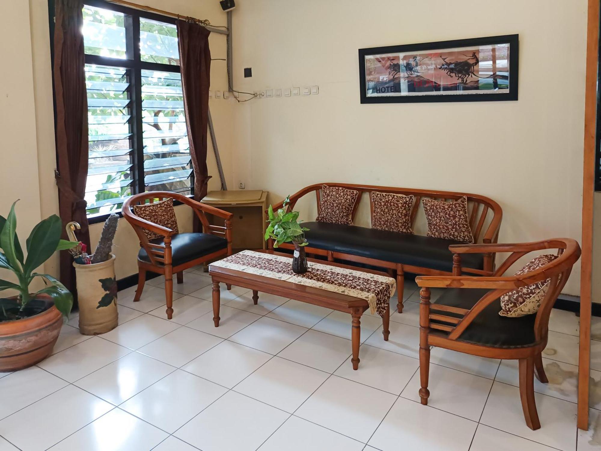 Hotel Gita Puri Redpartner Blitar Exterior foto