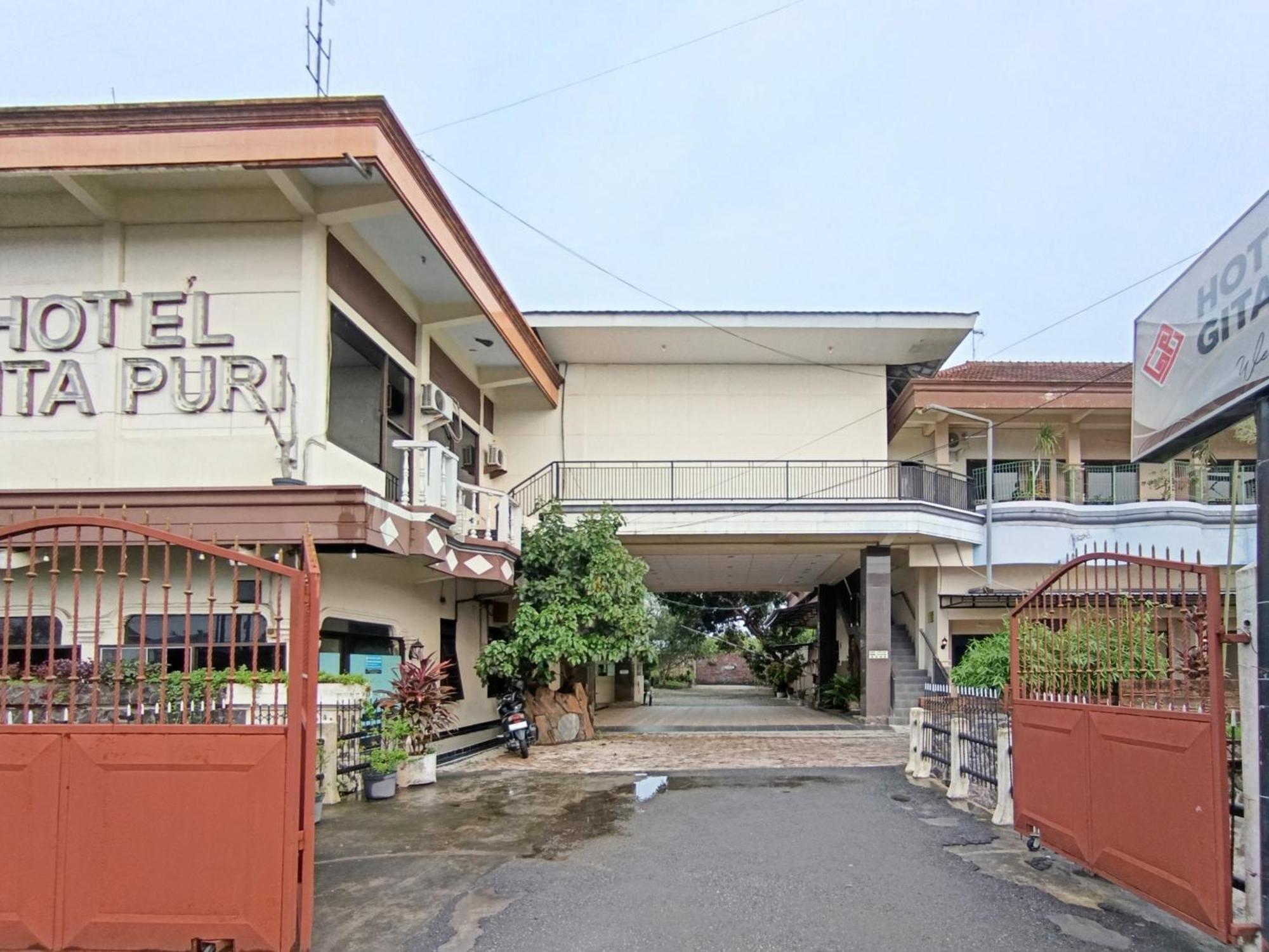 Hotel Gita Puri Redpartner Blitar Exterior foto